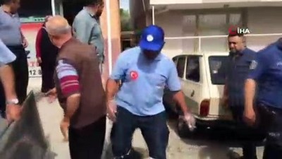 mutfak tupu -  Çocuklarının gözü önünde karısını baltayla öldürdü, olay yerine gelen yakınları sinir krizleri geçirdi  Videosu