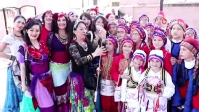 halk oyunlari -  Görünce inanamadılar, hemen telefonlara sarıldılar Videosu