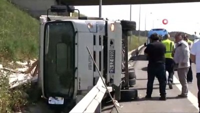 trafik polisi -  Kuzey Marmara Otoyolu’nda mermer yüklü kamyon devrildi: 1 yaralı  Videosu