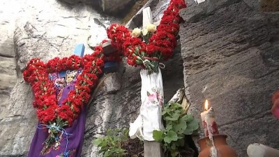 tiago - Meksikalı köylüler, geleneksel törenleri için 'Uykudaki Kadın' yanardağında Videosu
