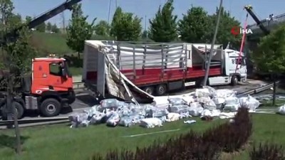 yakit deposu -  Otogar Bağlantı yolunda tır devrildi: 1 yaralı  Videosu