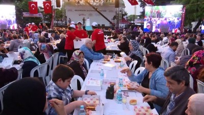 mehter takimi - Sultanahmet'te binlerce kişi iftar sofrasında buluştu - İSTANBUL Videosu