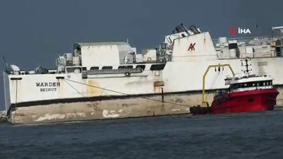 kargo gemisi -  Karaya oturan gemi çekiliyor  Videosu