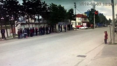 yoncali - Facianın eşiğinden dönülen kaza kamerada...Kontrolden çıkan otomobil durakta bekleyen vatandaşa çarptı  Videosu