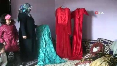dugun hediyesi -  Girişimci kadınlar ürettikleri elbiseleri satacak pazar bulamadığı için köydeki kızlara düğün hediyesi olarak veriyor  Videosu