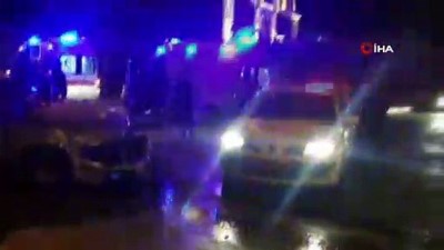  İki otomobil kafa kafaya çarpıştı: 3 yaralı 