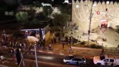 ses bombasi -  - İsrail askerleri Mescid-i Aksa'da teravih namazı kılanlara saldırdı Videosu