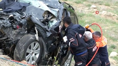  Sivas’ta TIR ile otomobil çarpıştı:2 ölü
