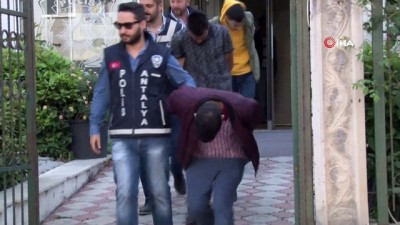 banka hesabi -  Antalya'da yaşlı kadını 83 bin TL dolandırdılar, parayı harcayamadan yakalandılar  Videosu