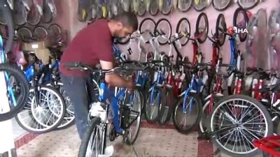 fayton -  Hurda malzemelerden bisiklet yaptı, otomobil tekerleği taktı Videosu