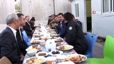  Mardin polisi iftarını nöbet tuttukları mesai arkadaşları ile açıyor