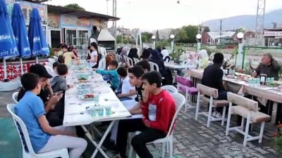 iftar sofrasi - Suriyeli yetimlere iftar - HATAY Videosu