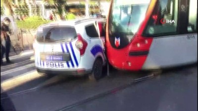  Tramvay polis aracına çarptı: 1 polis yaralandı