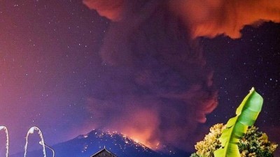 volkan patlamasi - Bali'de yanardağ patladı, Avustralya'ya yapılan uçuşlar iptal edildi Videosu