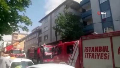  Maltepe'de bir apartmanın çatısında yangın çıktı 