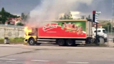 polis -  Ankara’da alev alev yanan kamyonet kullanılamaz hale geldi Videosu