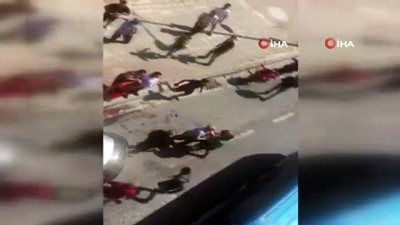 sivil polis -  E-5 Karayolu’nda kazazedeler birbirine girdi...Kavgayı ayırmaya gelen polis silah çekti  Videosu