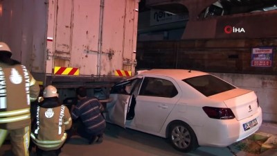 polis -  Otomobil park halindeki kamyonun altına girdi: 1 yaralı  Videosu