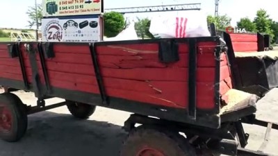 polis -  Siverek'te tır ile arpa yüklü traktör çarpıştı  Videosu