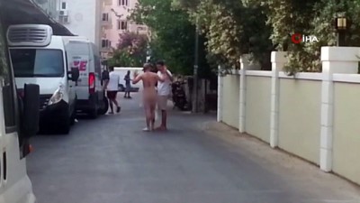 ingilizce -  İngiliz turist çırılçıplak dolaştı, o anlar böyle görüntülendi Videosu