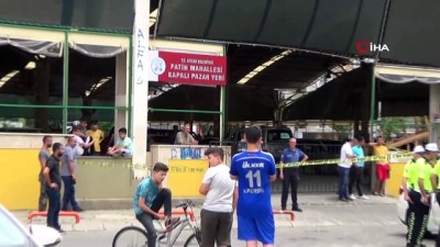 kiz arkadas -  Omzuna falçata saplayan babasını arabayla sürükledi Videosu