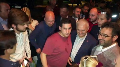  Binali Yıldırım, Türkiye - İzlanda maçını gençlerle birlikte izledi 