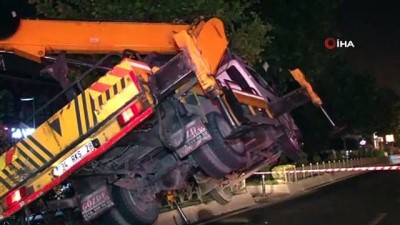  Fatih’te bayrak asan vinç askıda kaldı 