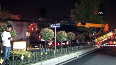  Fatih’te bayrak asan vinç askıda kaldı 