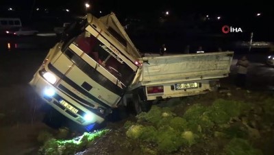   Kiraz yüklü kamyon, kamyonetin üzerine devrildi: 3 yaralı