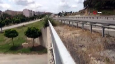  Köprüde sıkışan tırı keserek çıkardılar 