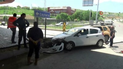  Ticari taksi ile otomobil çarpıştı: 1 yaralı 