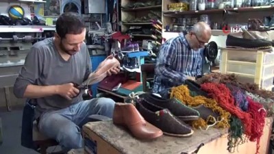  Asırlık ayakkabılar orijinal dokusuyla günümüze taşınıyor 