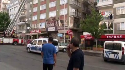 polis mudahale -  Başkent’te çatısı yanan binadan dumanlar yükseldi  Videosu