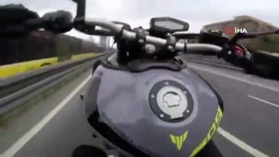 akrobasi gosterisi -  E-5'te trafiği birbirine katan motosiklet sürücüleri kamerada  Videosu