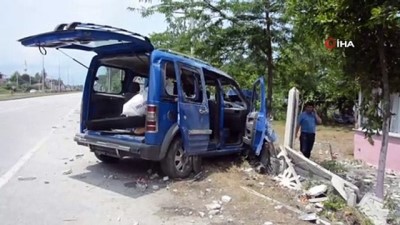 ticari arac -  Hafif ticari araç evin çevre duvarına çarptı: 4 yaralı  Videosu