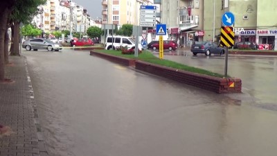  Karaman’da aniden bastıran yağmur, cadde ve alt geçitleri göle çevirdi