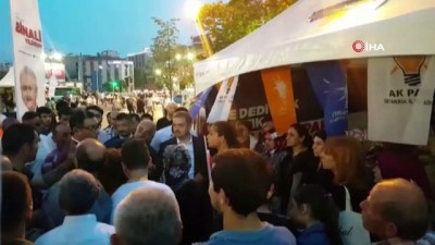  Gaziosmanpaşa’da İmamoğlu mitingine gelen CHP’lilerden AK Parti standına tepki