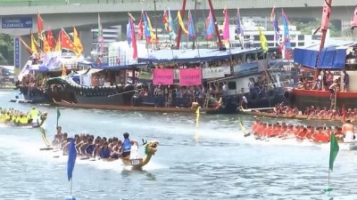 Hong Kong'da geleneksel ejderha botları yarışı