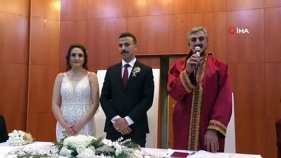 nikah toreni -  32 bin nikahın ardından kendi kızının nikahını da kıydı  Videosu