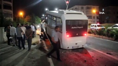 yolcu minibus -  Minibüsle, hafif ticari araç çarpıştı: 3 yaralı  Videosu