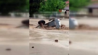 mahsur kaldi -  Sel sularında sürüklenen otomobil böyle battı Videosu