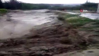 mahsur kaldi -  Sel sularında sürüklenen otomobil dereye düştü Videosu