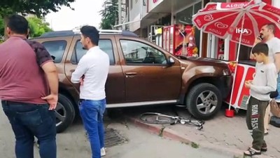  Freni boşalan cip, bisikleti altına alıp dondurma dolabına çarptı