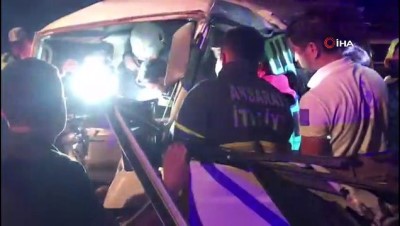 emniyet seridi -  Aksaray'da minibüsün iş makinesine çarptığı kazada 1 kişi hayatını kaybetti  Videosu