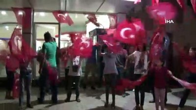 fedakarlik -  Kavga ihbarına gelen jandarmaya havai fişekli 180. yıl kutlaması  Videosu