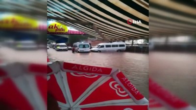  Trabzon'da şiddetli yağış sonrası yollar göle döndü