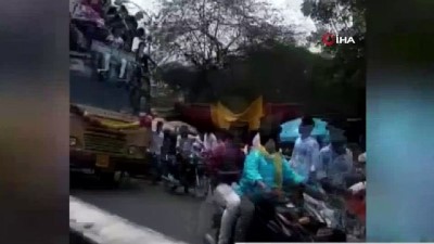 universite ogrencisi -  - Fren Yapan Otobüsün Üzerinden Yola Savruldular  Videosu