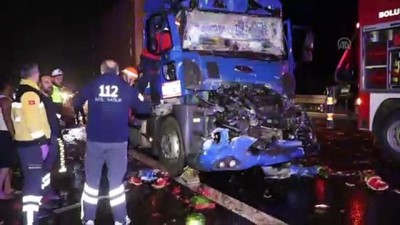 cenaze araci - Kamyonla çarpışan tırın sürücüsü öldü - BOLU Videosu