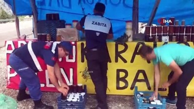 sahte bal -  Karayolu kenarında sahte bal satışına şok baskın  Videosu