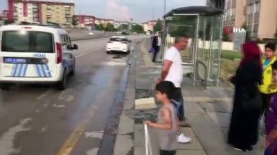 sahit -  Kontrolden çıkan otomobil durağa daldı; 3 yaralı  Videosu